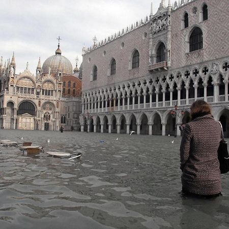 Raggio Di Sole Dietro Piazza San Marco Venedig Eksteriør billede