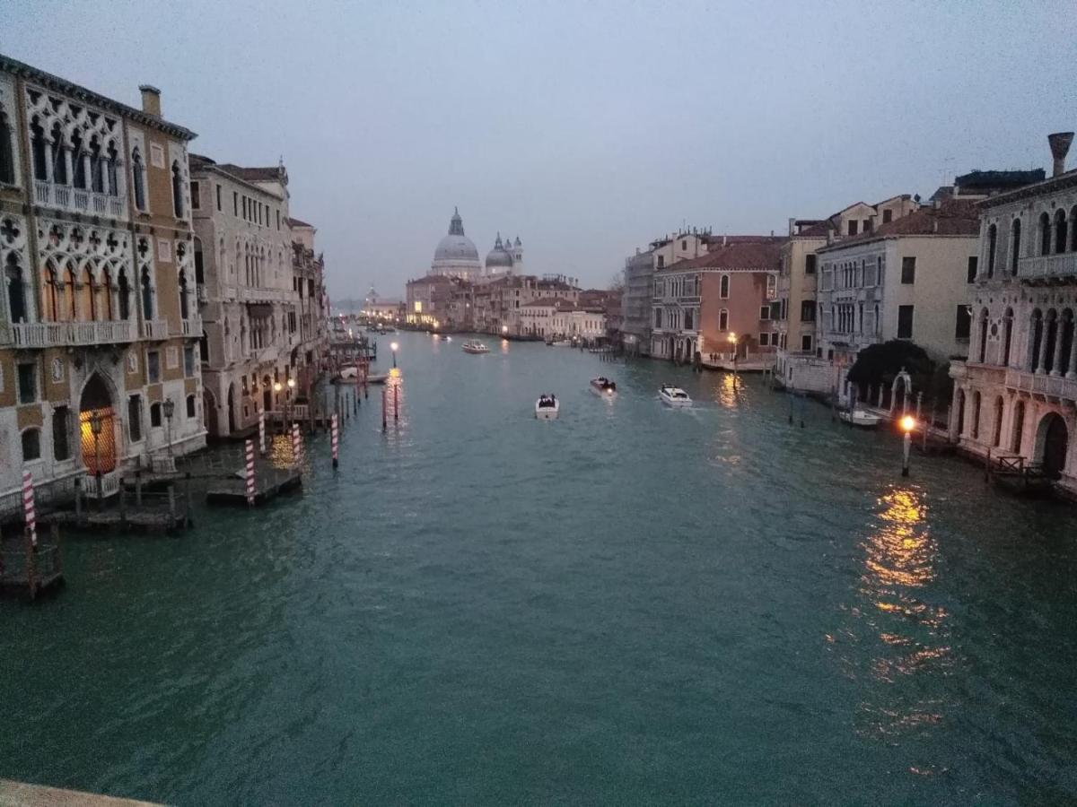 Raggio Di Sole Dietro Piazza San Marco Venedig Eksteriør billede