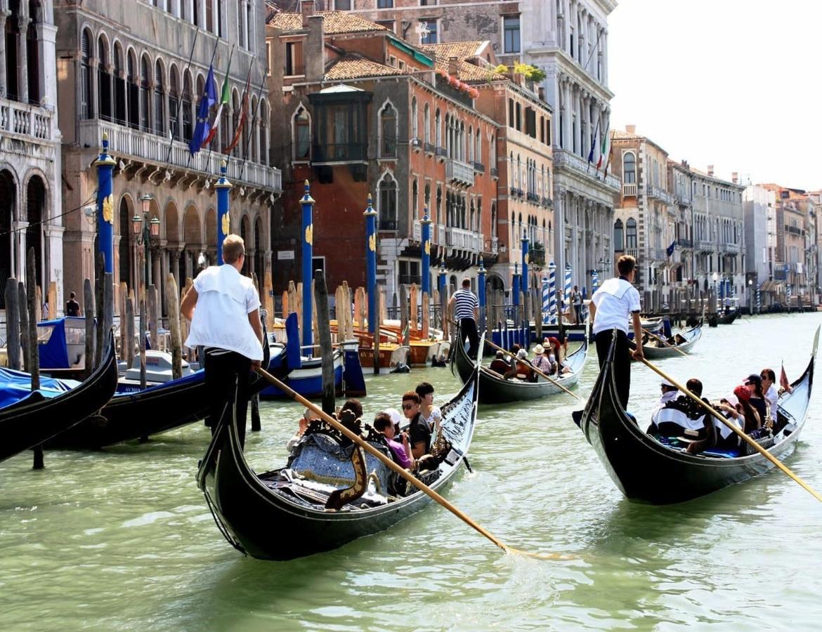Raggio Di Sole Dietro Piazza San Marco Venedig Eksteriør billede
