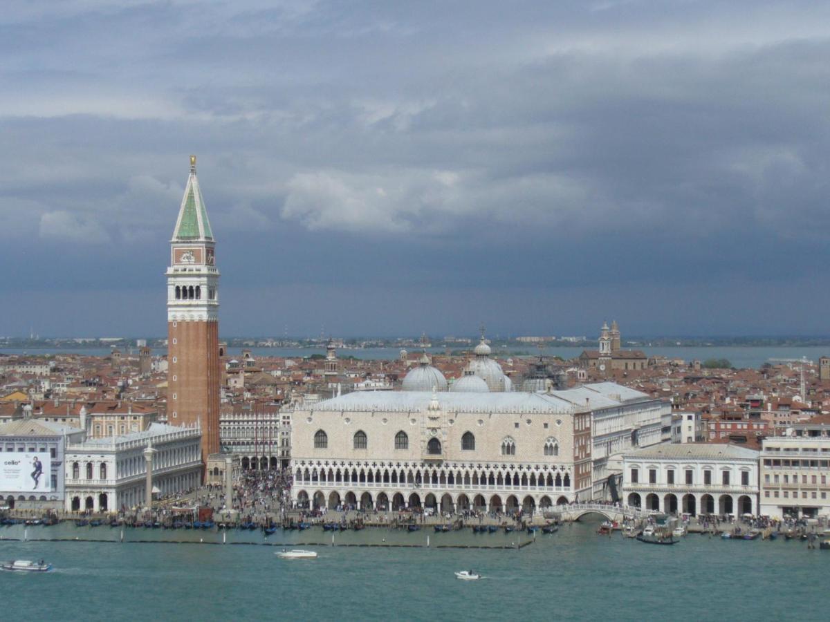Raggio Di Sole Dietro Piazza San Marco Venedig Eksteriør billede