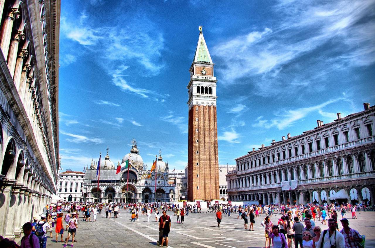 Raggio Di Sole Dietro Piazza San Marco Venedig Eksteriør billede