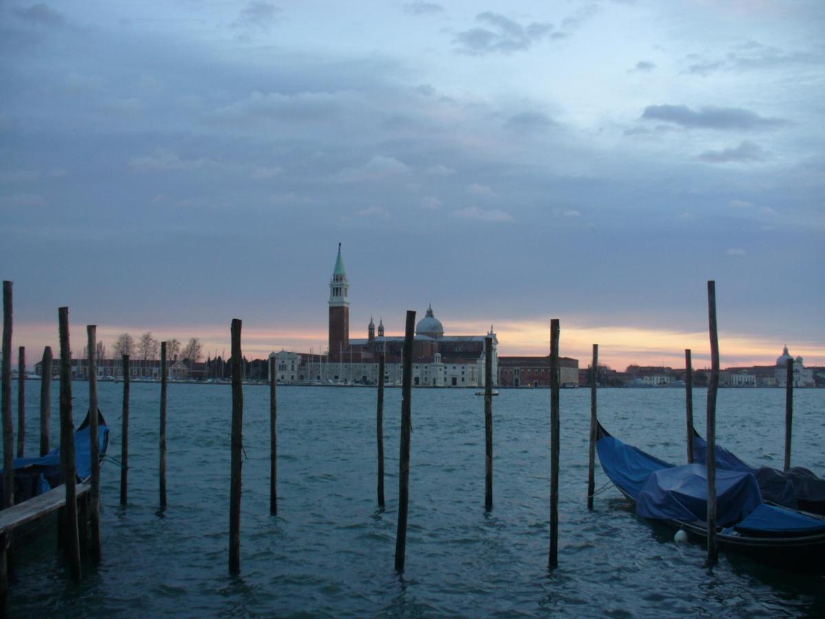 Raggio Di Sole Dietro Piazza San Marco Venedig Eksteriør billede